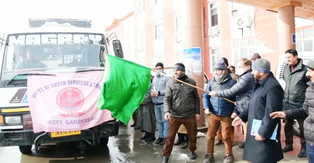 DC Ganderbal flags off group of students to Gulmarg for Snow Skiing Course
