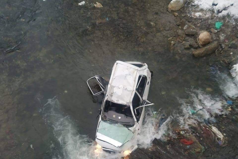 Baramulla, Kupwara record one inch snowfall Duo including a girl die after vehicle plunges into a nallah