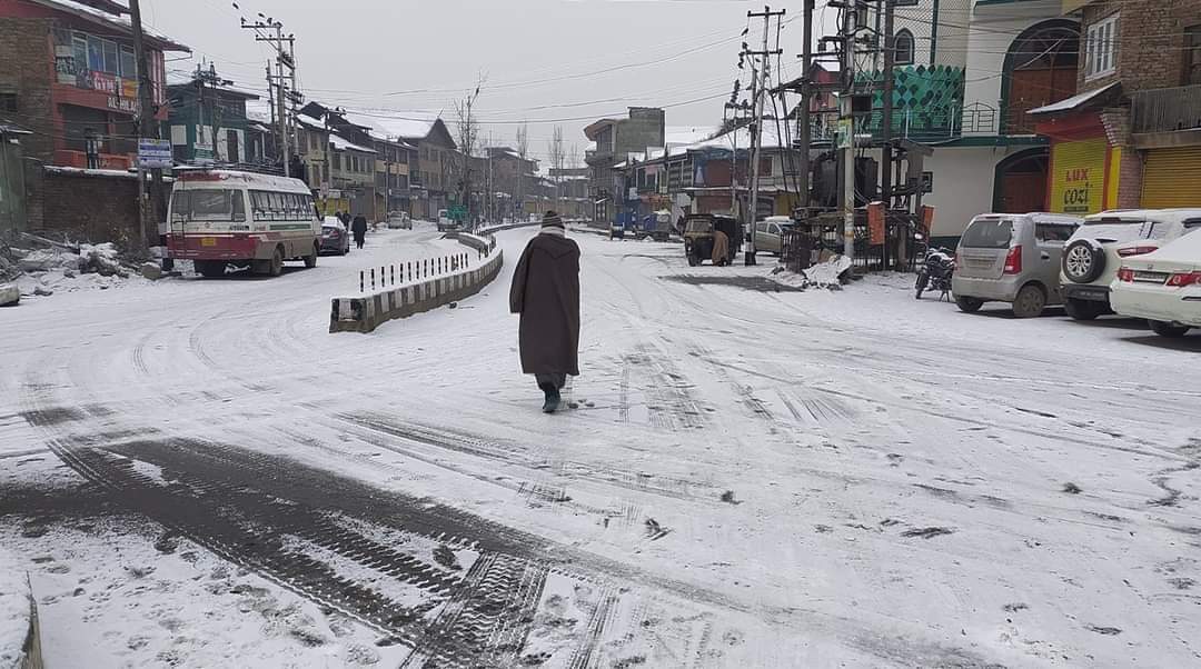 After a gap of 37 days, mercury stays above freezing point in Srinagar; traffic suspended on highway