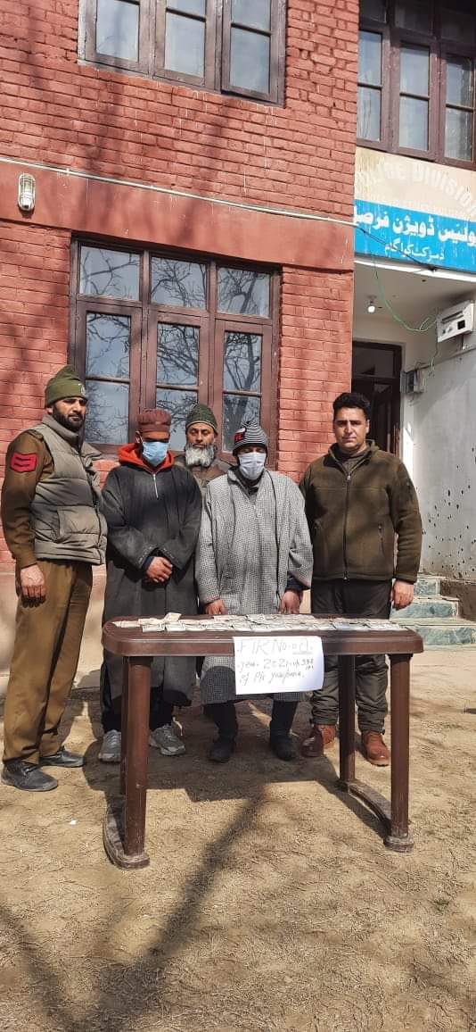 Police recover looted cash from 2 robbers in South Kashmir