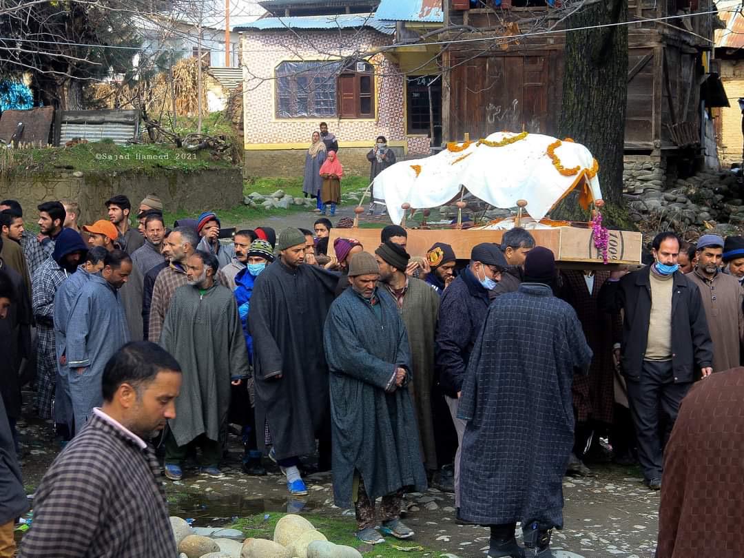 Muslim help perform last rites of Kashmiri Pandit in Kunzar Bla
