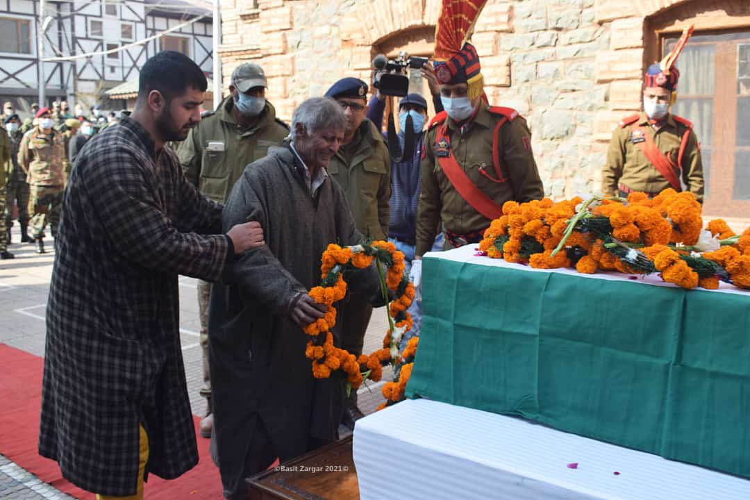 Budgam encounter: Amid sobs hundreds participate in slain SPO’s funeral