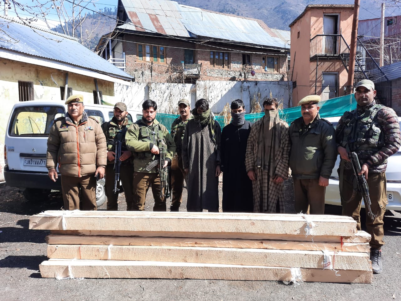 Three timber smugglers arrested in Kangan:Police