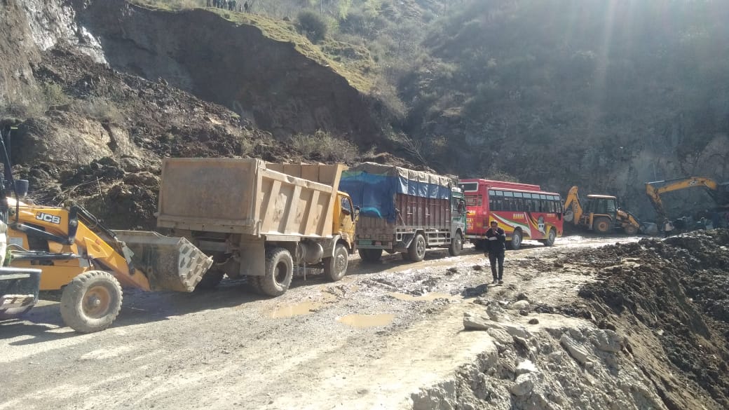 Traffic temporarily suspended on Sgr-Jmu National Highway due to mudslides at Banihal