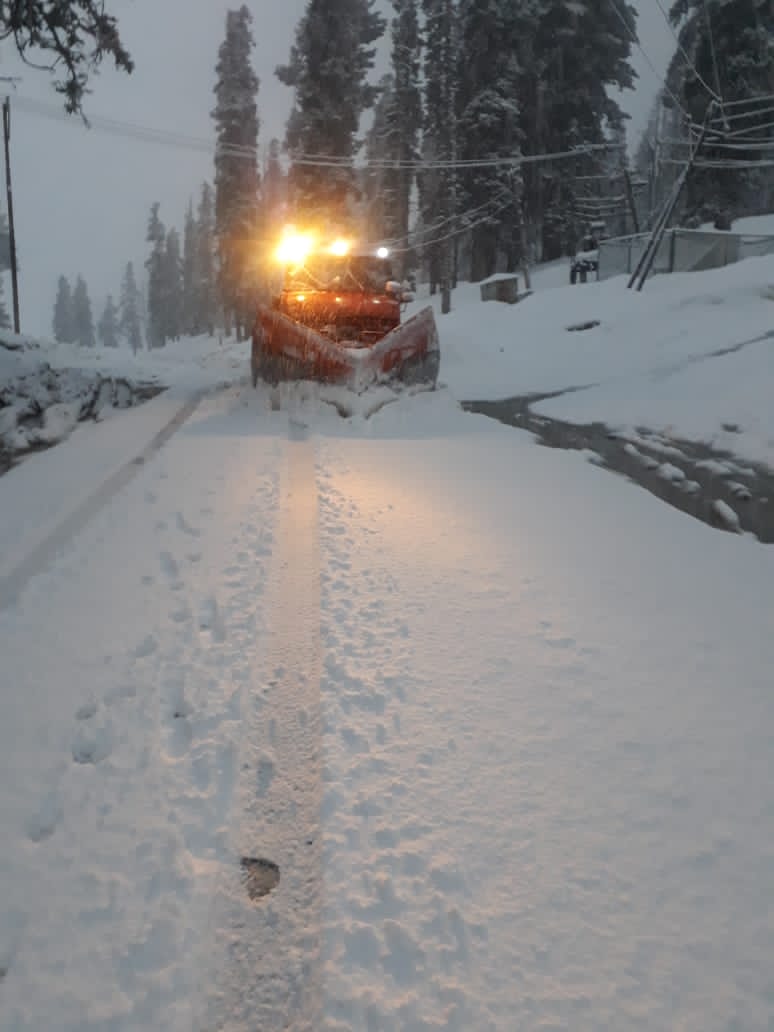 Fresh snowfall in Gulmarg, rains lash plains in Kashmir