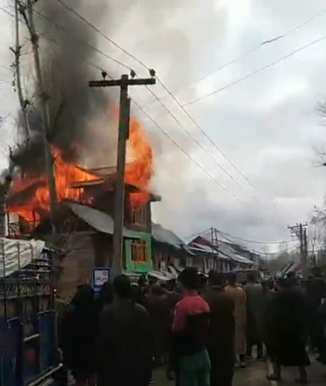 2 houses, upper portion of shopping complex with 20 shops gutted in Kulgam fire