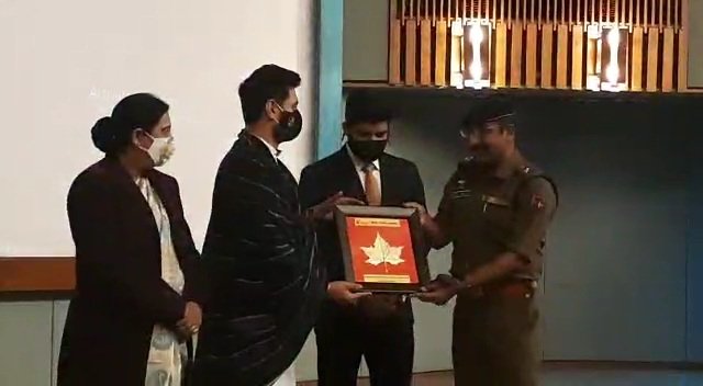 ASP Ganderbal Firoz Yehya receiving real heroes award at SKICC Srinagar