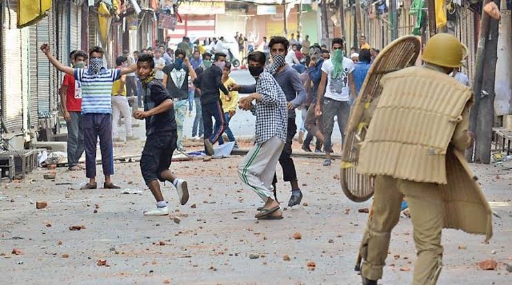 Police foil attempt of stone-pelters’ to enforce shutdown in Southern Shopian district