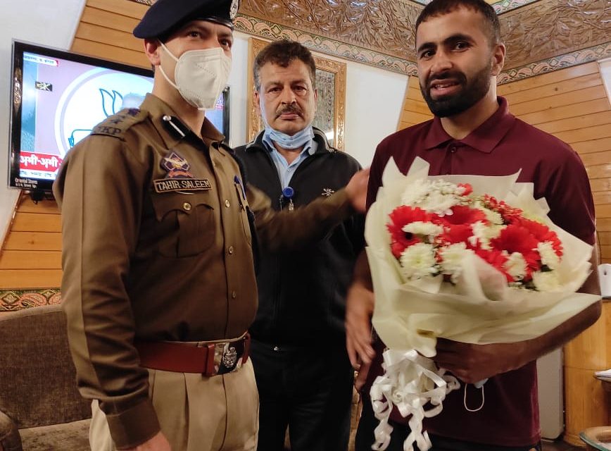 Cyclist Adil returns home, after feat “Director AAI Srinagar, SSP Budgam receive him at Airport