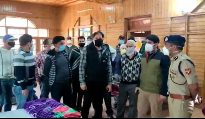 DC Srinagar visits Covid Care Isolation Centers to oversee arrangements