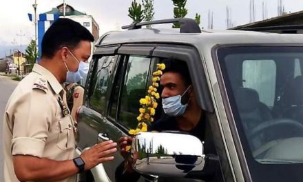Police in Baramulla Greet Doctors, Para-Medical Staff With Flowers