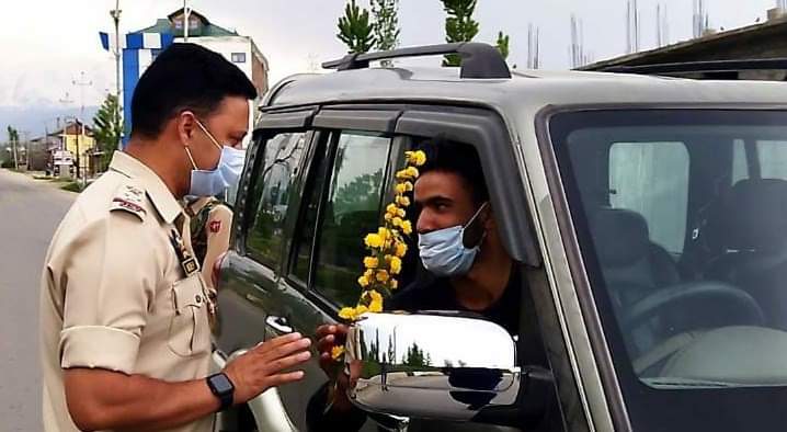 Police in Baramulla Greet Doctors, Para-Medical Staff With Flowers