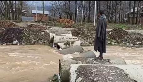 Tral Residents Face Hardships in Absence of Bridge Over Watal Ara Nallah;Ask DC Pulwama for intervention