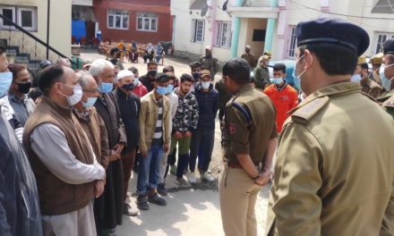 SSP Sgr reaches out to youth in downtown;Asks them not to waste their opportunities, concentrate on studies