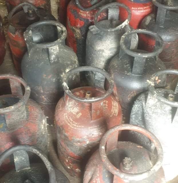 Bandipora Police Seizes Hoarded LPG Cylinders; FIR Registered