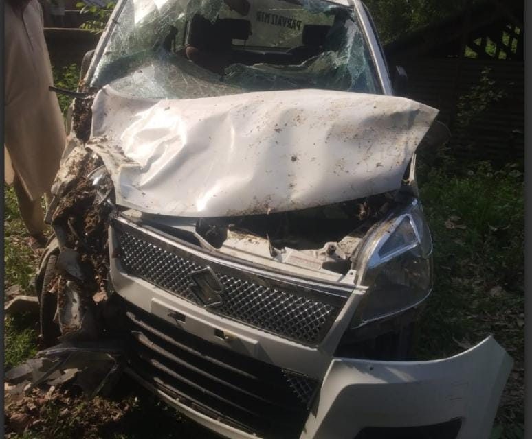 Father-Son Duo Sustains Injuries As Vehicle Rolls Down Gorge in Budgam