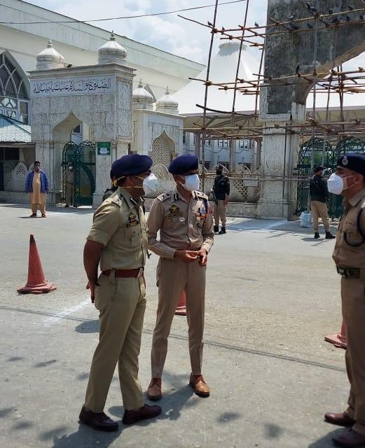 Jumat ul Vida: IGP visits Jamia Masjid, Hazratbal