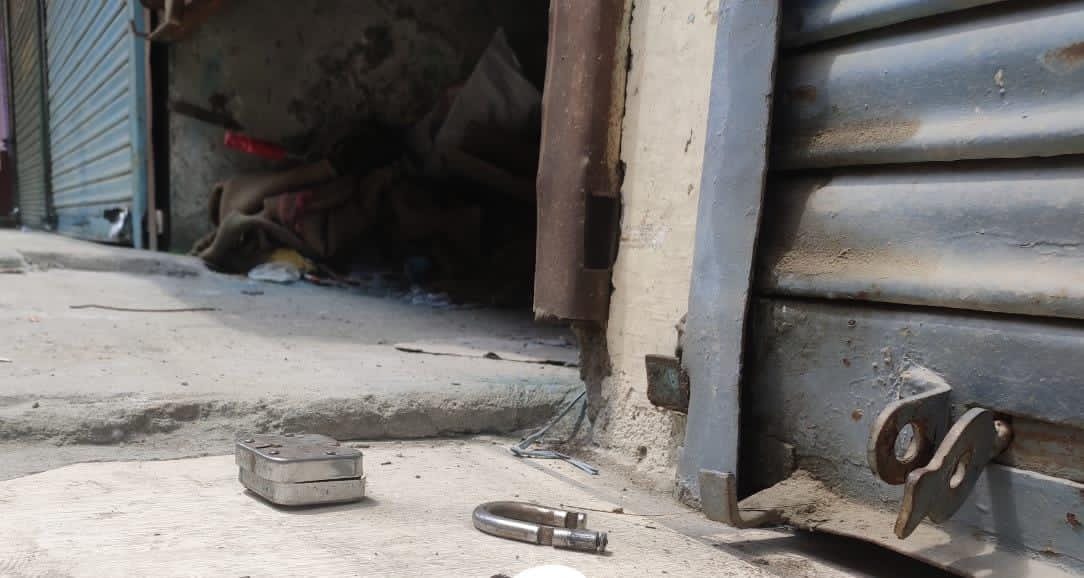 Burglars break open locks of several shops in Baramulla