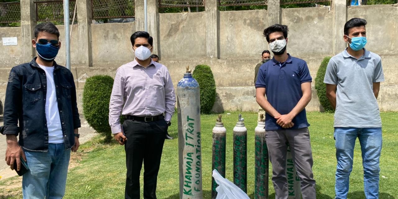 Khwaja Itrat Foundation donates oxygen cylinders, medical equipments to DH Bandipora