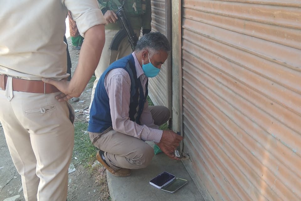 Ganderbal Police sealed 2 shops for Violation COVID-19 restrictions