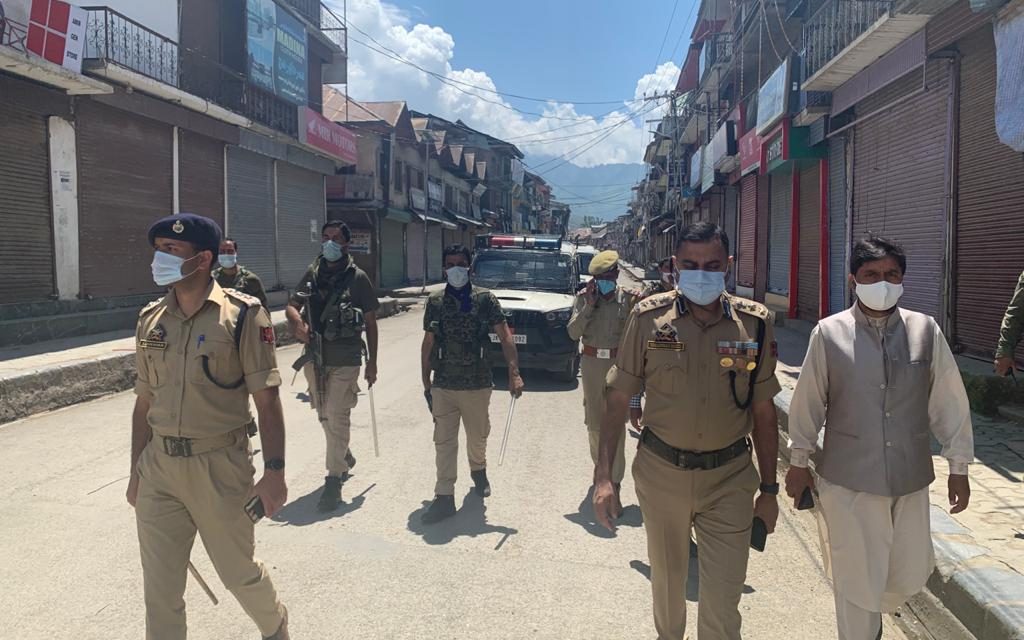 SSP Bandipora visited different places of Bandipora, took stock of Implementation of lockdown & also reviewed following of COVID-19 SOPs/ guidelines.
