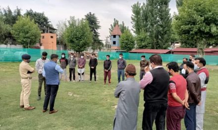 Police hands over 17 boys after counselling through Community Bond to their families in Srinagar