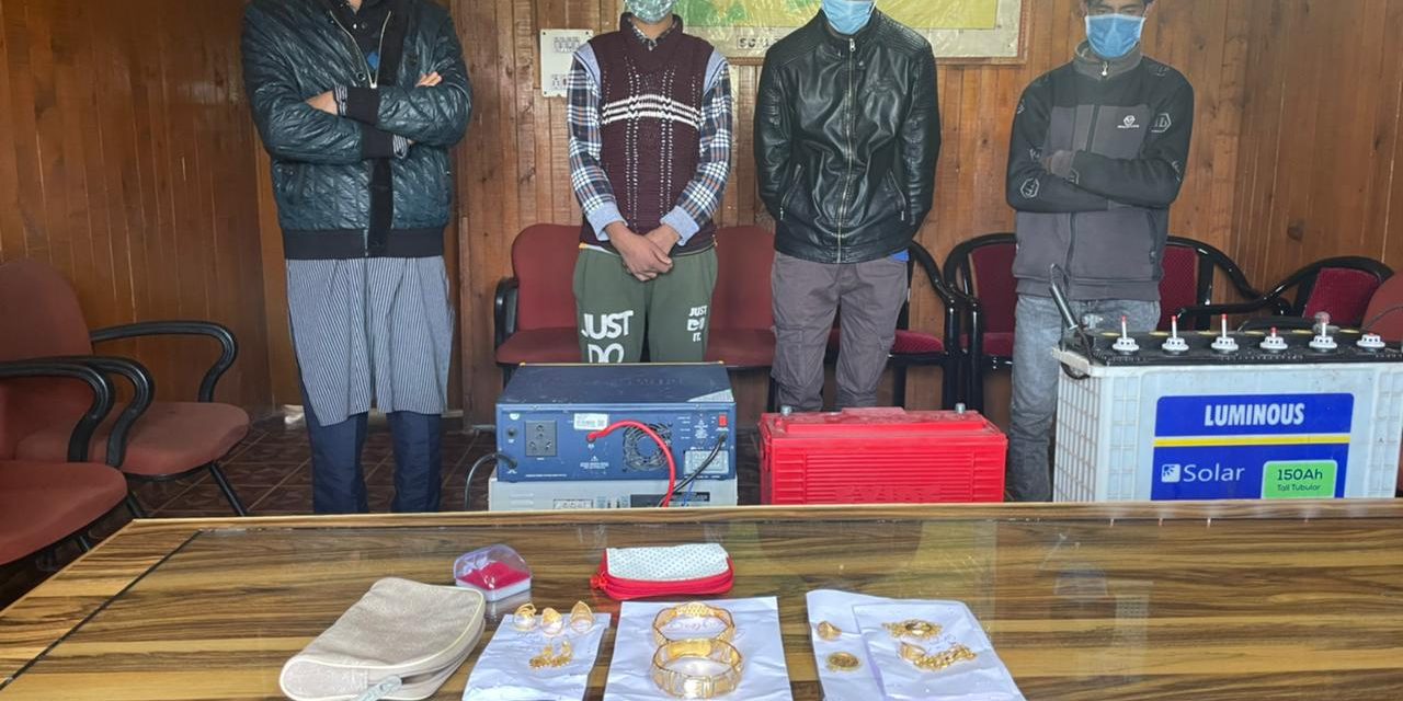 Sopore Police busted gang of burglars, ornaments worth lacs recovered.