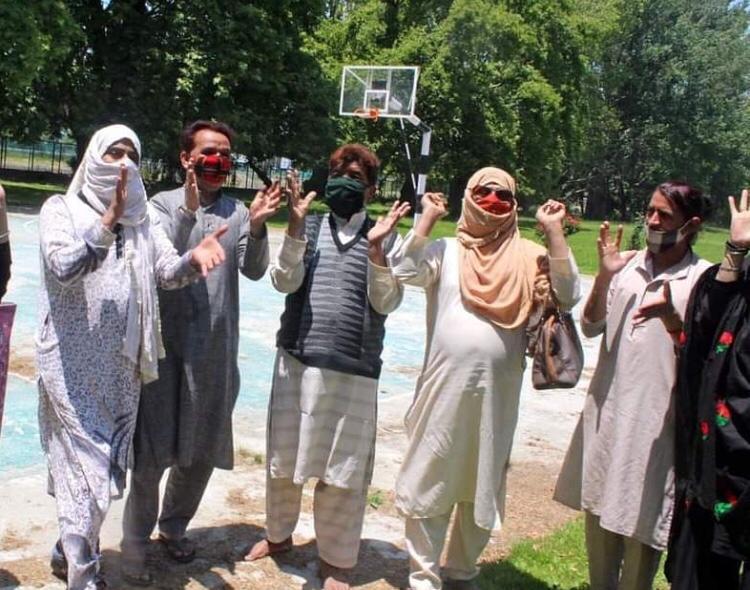 Perpetual lock-down leaves transgenders to fend for themselves People start offering help to this marginalized community