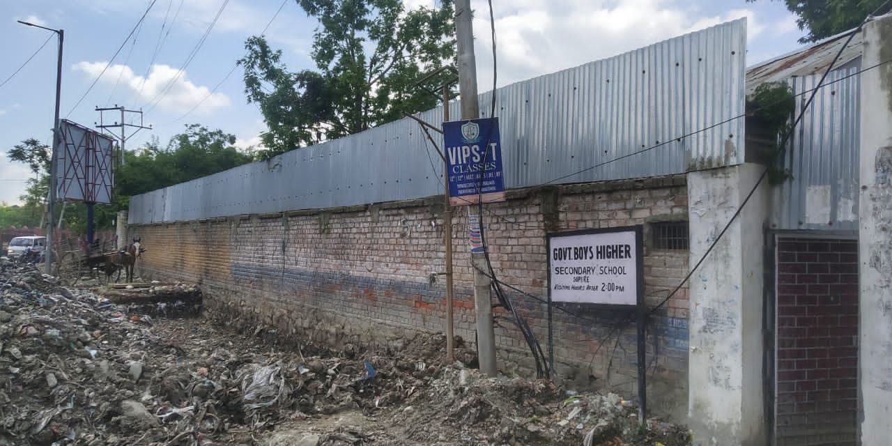 Sopore : Toilet construction at School entrance, People aghast over Admin’s move, demands relocation