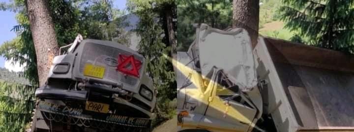 Tipper driver injured in Larnoo Kokernag road accident