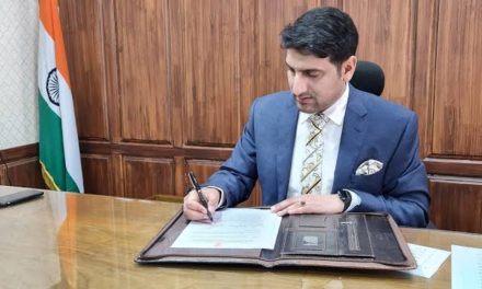 Unvaccinated persons to be tested at entry of Shopping Stores/ Malls: DC Srinagar