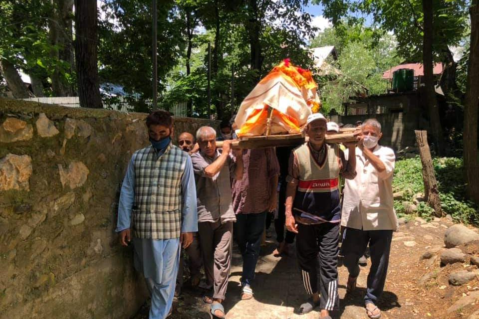 Muslims perform last rites of Kashmiri Pandit woman in Bandipora