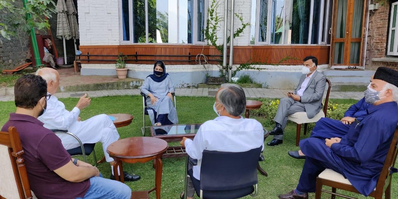 PAGD’s ‘crucial’ meet begins at Mehbooba’s Gupkar residence
