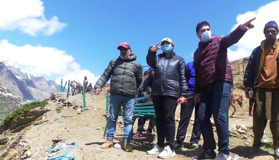 DC Ganderbal inspects Yatra arrangements via Baltal route