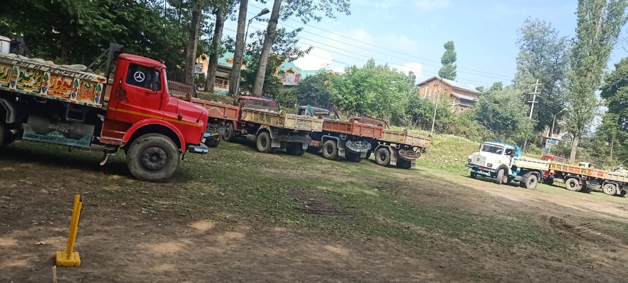 Ganderbal Police seized 10 tippers involved in ‘illegal’ sand, soil transportation