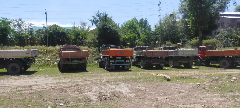 Ganderbal Police seized 7 tippers involved in ‘illegal’ sand, soil transportation