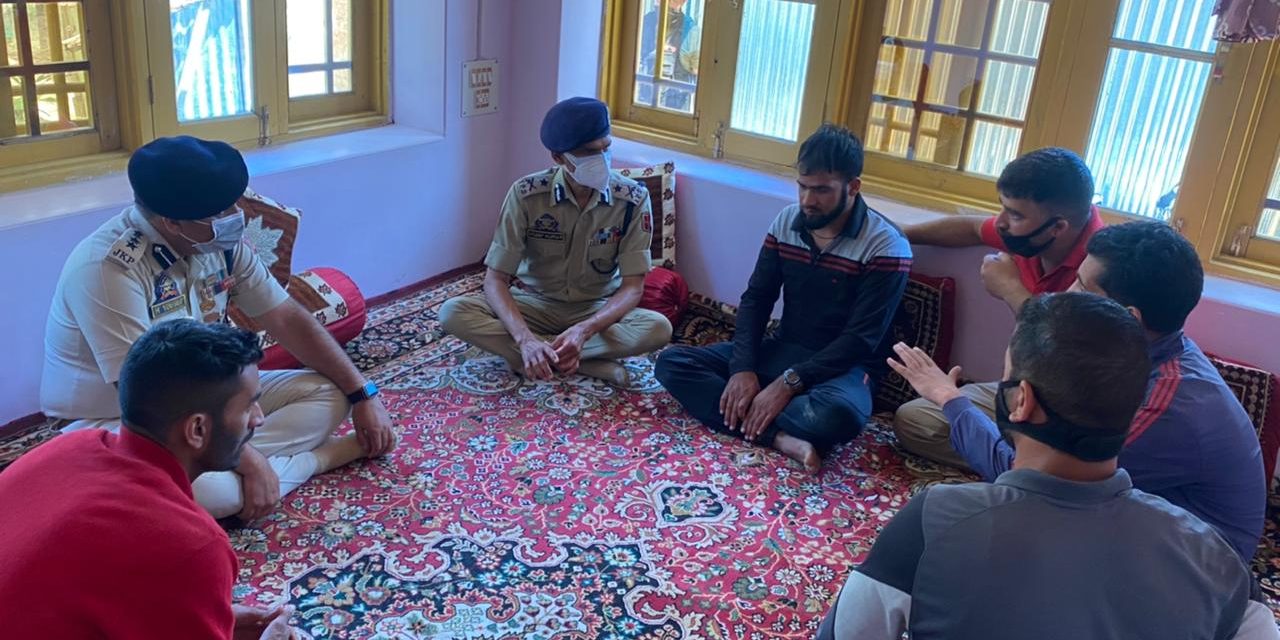 IGP visits family of SPO in Awantipora, terms killings as ‘cowardly act’
