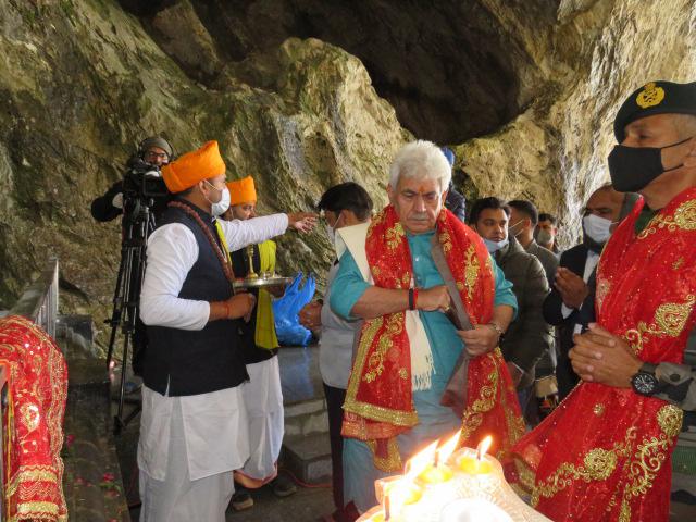 Lt Governor pays obeisance at Shri Amarnathji Shrine;Performs puja, prays for good health and happiness for all