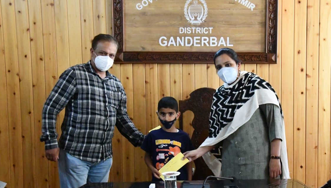 DC Ganderbal hands over sanction letter to beneficiaries under SASCM/SAKSHAM;Briefs media on overall situation of Covid-19 in district