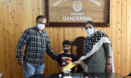 DC Ganderbal hands over sanction letter to beneficiaries under SASCM/SAKSHAM;Briefs media on overall situation of Covid-19 in district