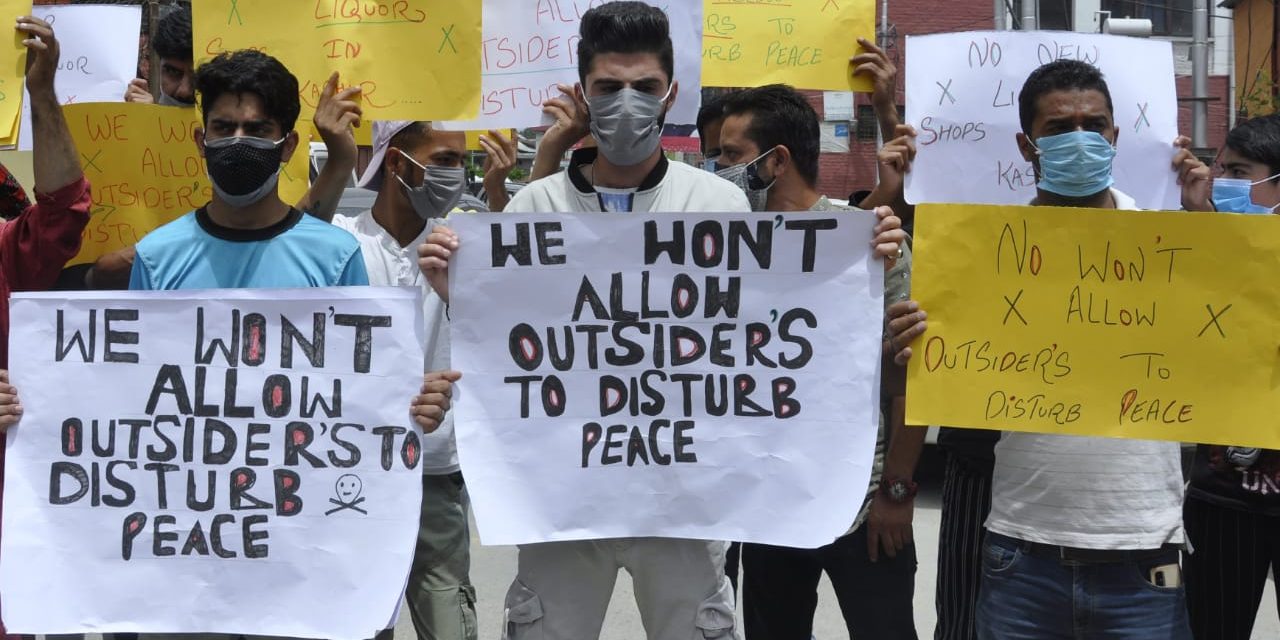Young people stage protest, seeking closure of liquor shops in Srinagar