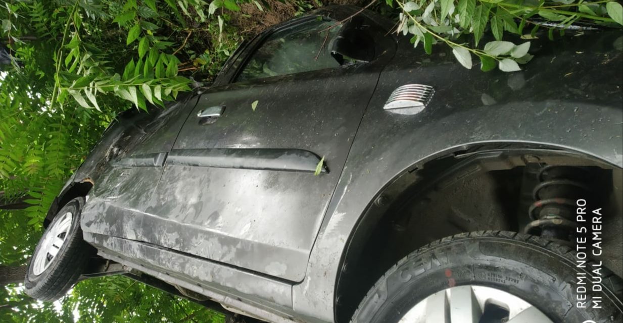Alto Car turns turtle In Fraw Kangan,2 persons injured