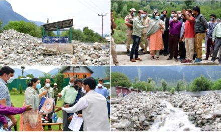 DC Ganderbal visits cloudburst hit areas of Kangan;Distributes relief among affected families