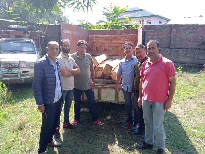 Vehicle loaded with illicit timber seized in Rafiabad village