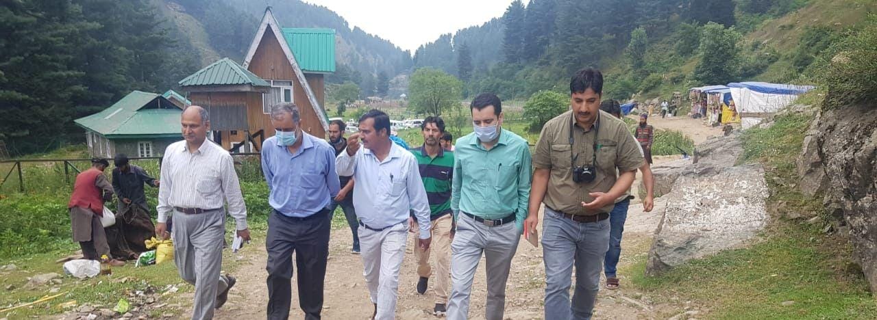 Two lecturers discover ‘gigantic fossil site’ near Aharbal waterfall in Kulgam