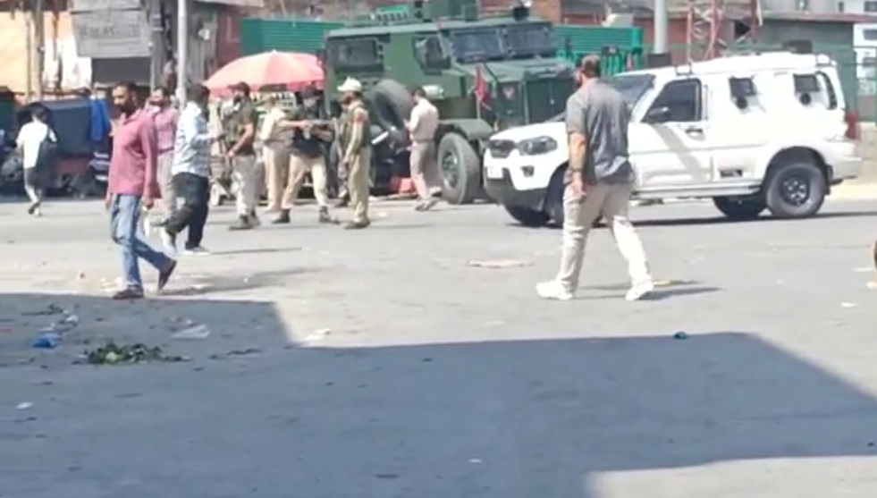 Grenade lobbed at Hari Singh High Street Lal Chowk