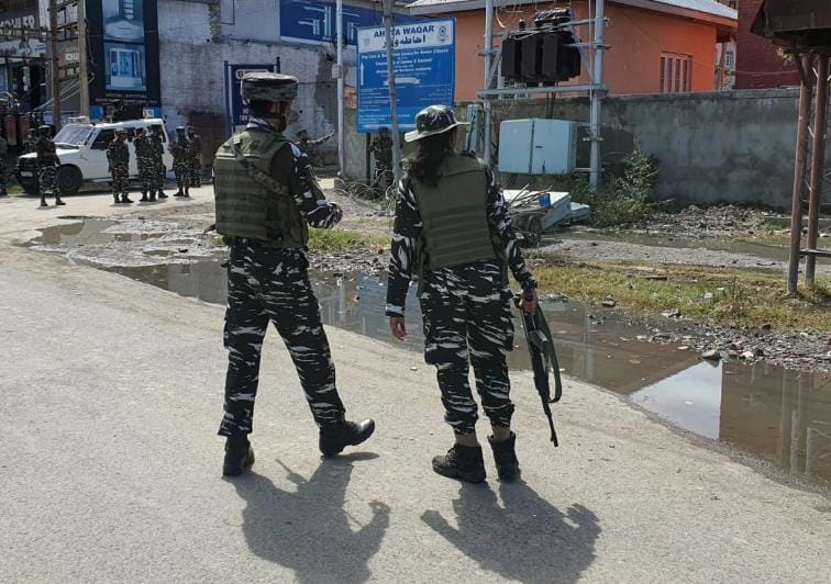 Grenade attack in Chanapora, CRPF man, lady suffer minor injuries