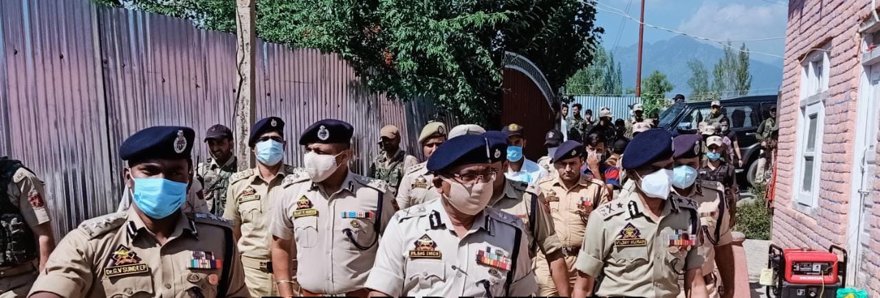 DGP, IGP visits slain cop’s home in Kalmoona Kupwara
