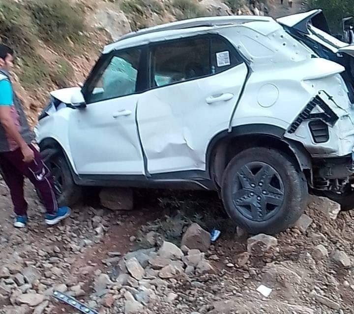AEE PMGSY Died as car plunges into gorge in Kachnambal Kangan