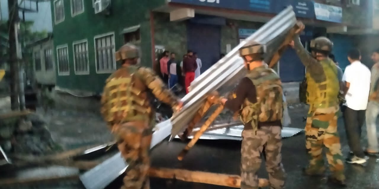 National Highway blocked due to Gusty winds in Kangan,34 Assam Rifles Wussan clears road